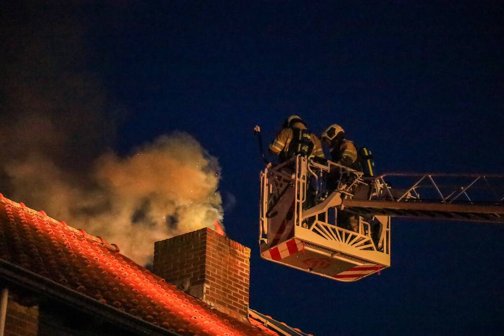 Veel rook bij schoorsteenbrand