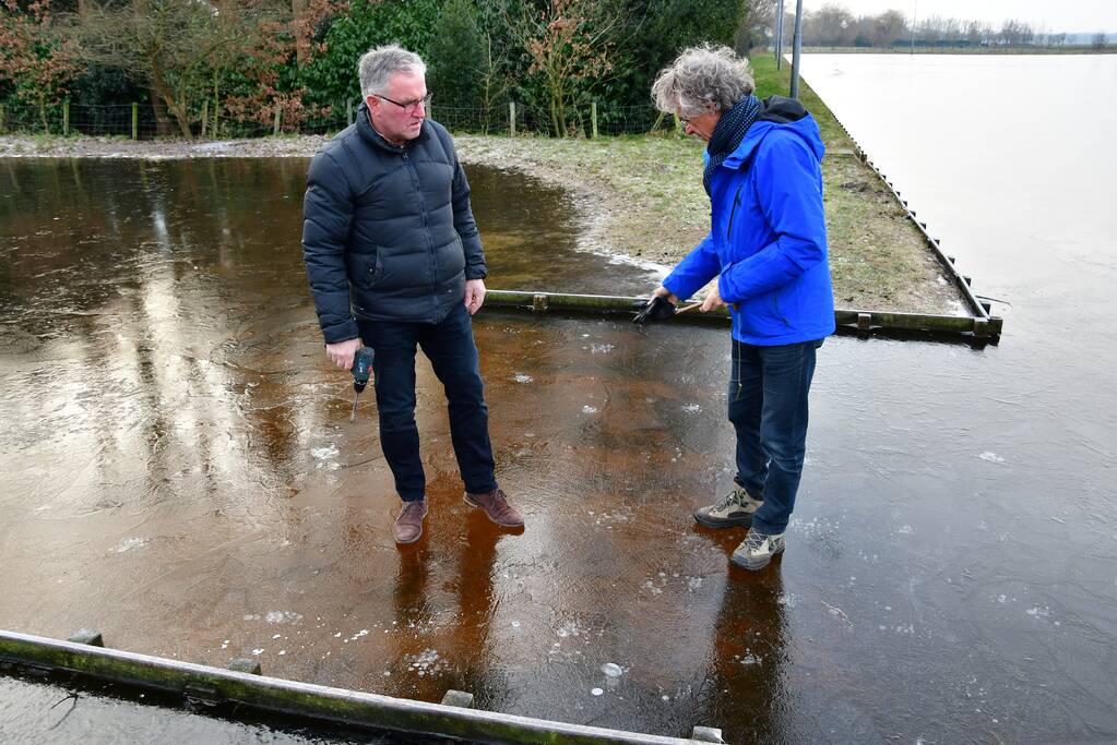 IJsmeesters keuren dikte van ijsbaan