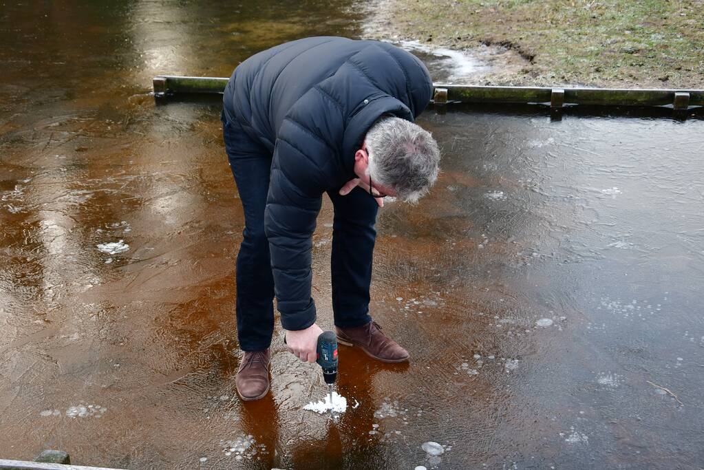 IJsmeesters keuren dikte van ijsbaan