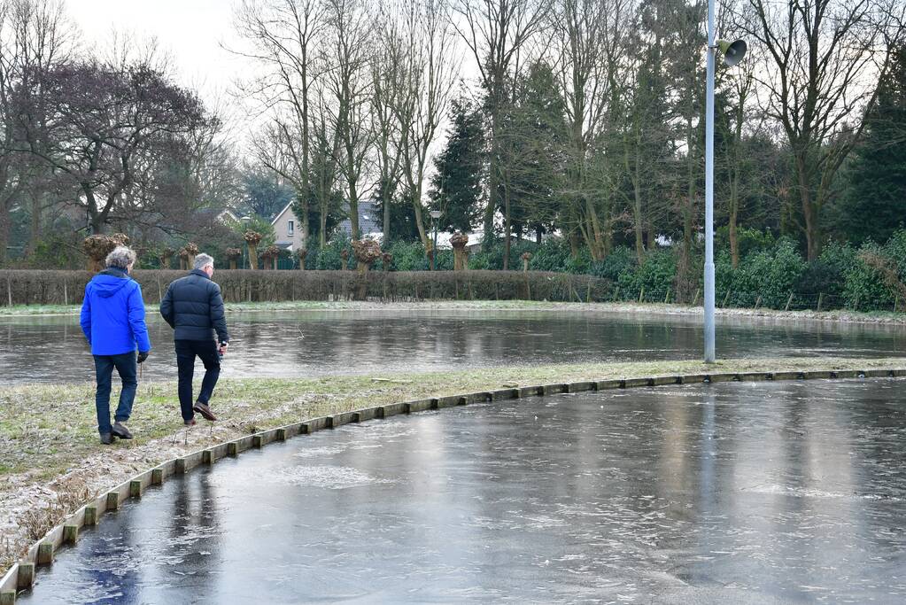 IJsmeesters keuren dikte van ijsbaan