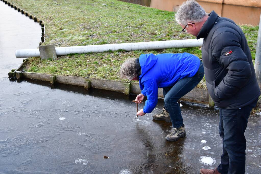 IJsmeesters keuren dikte van ijsbaan