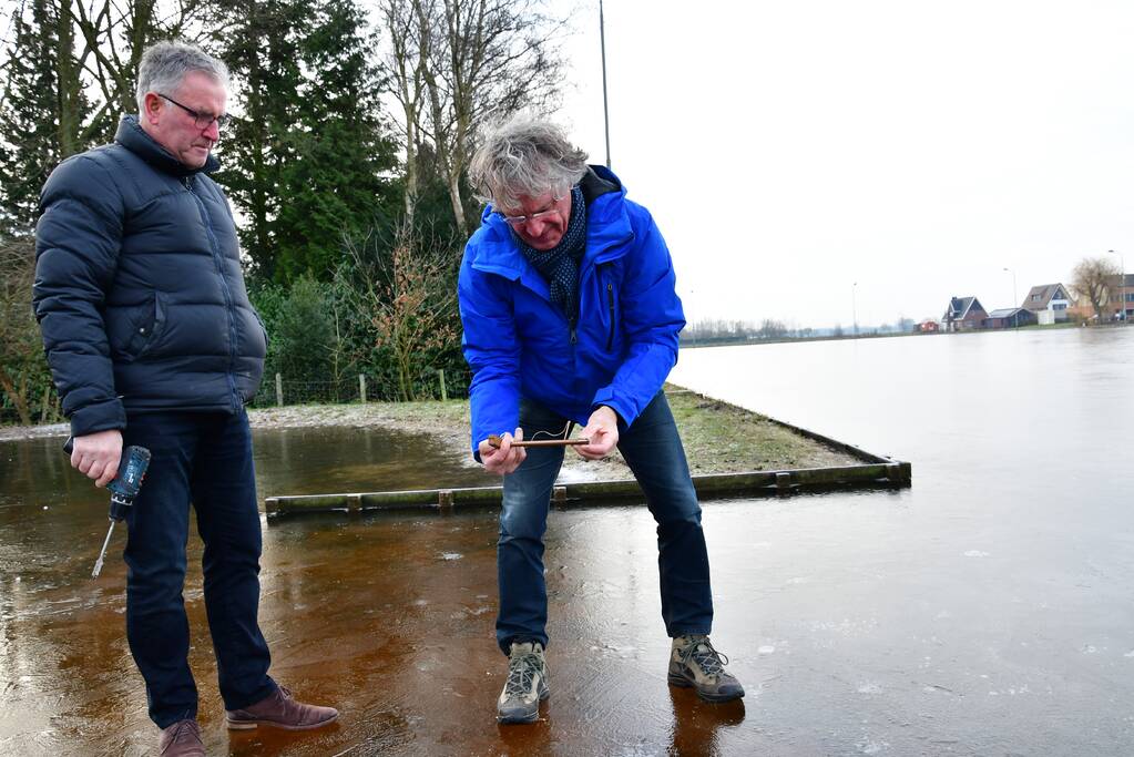 IJsmeesters keuren dikte van ijsbaan