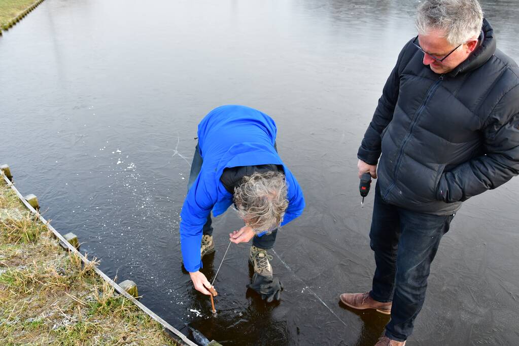 IJsmeesters keuren dikte van ijsbaan