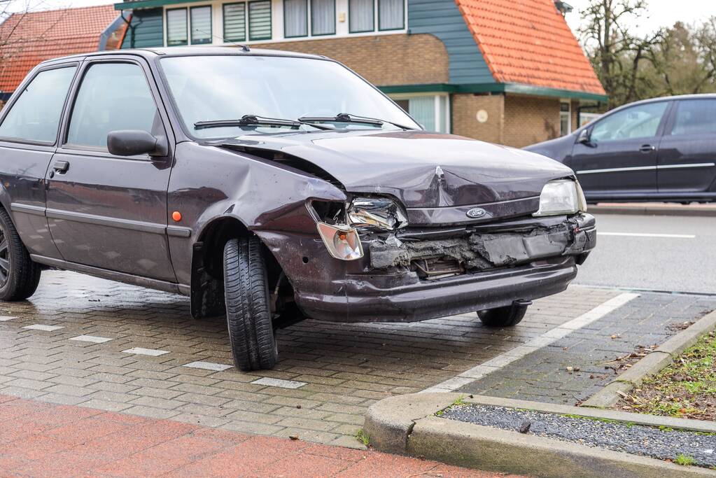 Auto botst achter op bestelbus (Amersfoort)