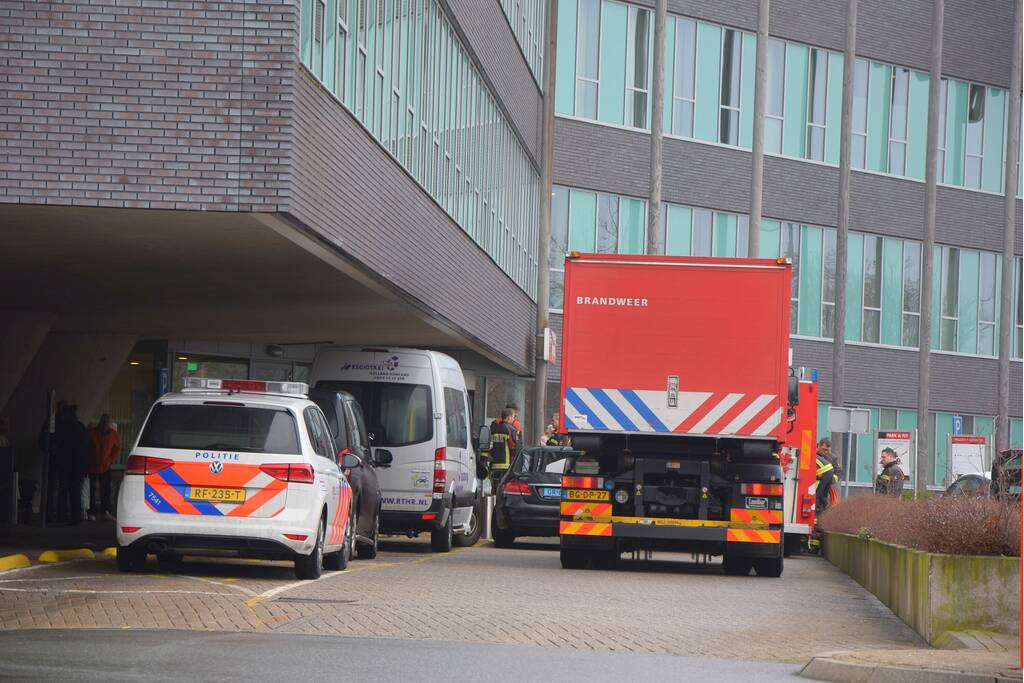 Personen gewond na omgevallen boom in restaurant ziekenhuis