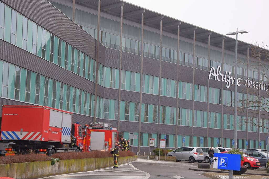 Personen gewond na omgevallen boom in restaurant ziekenhuis