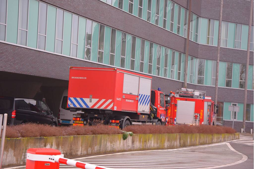 Personen gewond na omgevallen boom in restaurant ziekenhuis