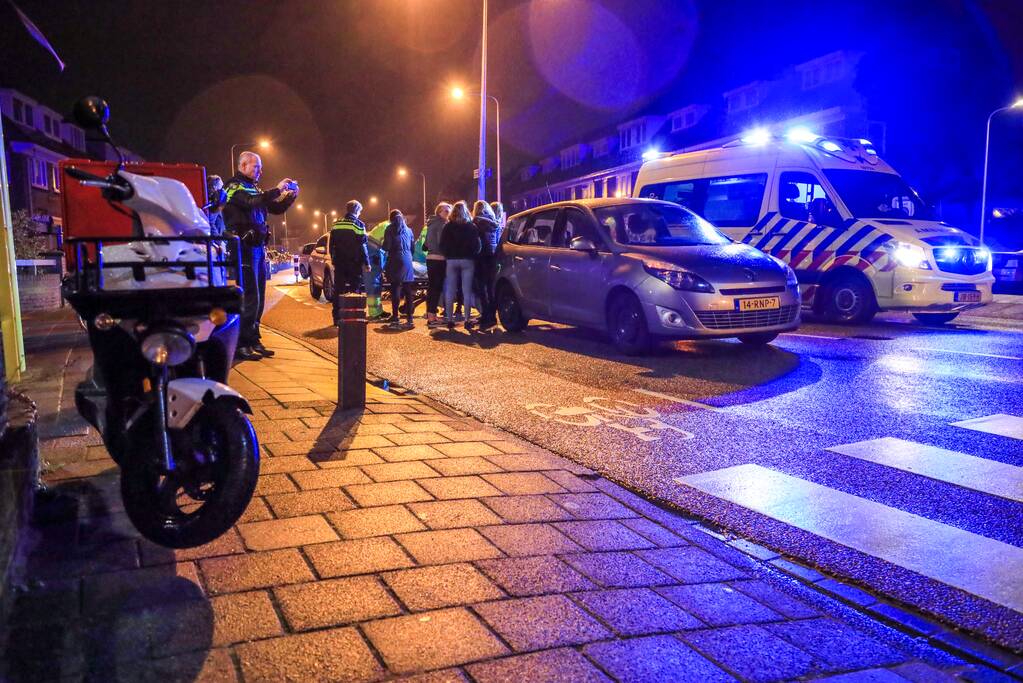 Maaltijdbezorger botst op remmende auto