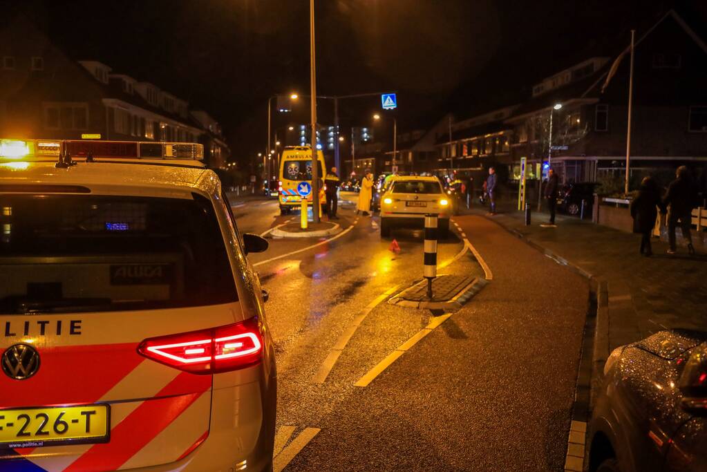 Maaltijdbezorger botst op remmende auto