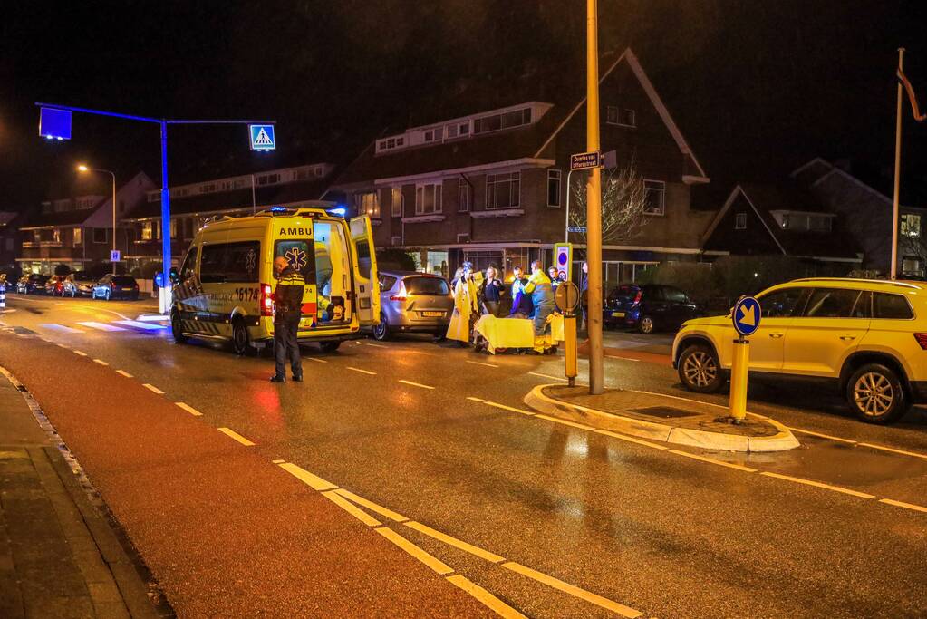 Maaltijdbezorger botst op remmende auto