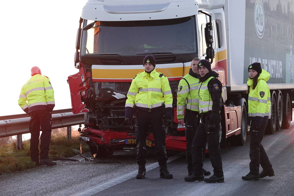 Weg in beide richtingen afgesloten vanwege dodelijk ongeval