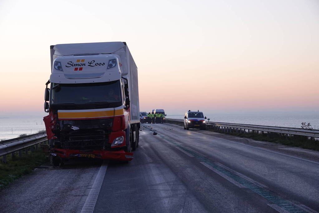 Weg in beide richtingen afgesloten vanwege dodelijk ongeval