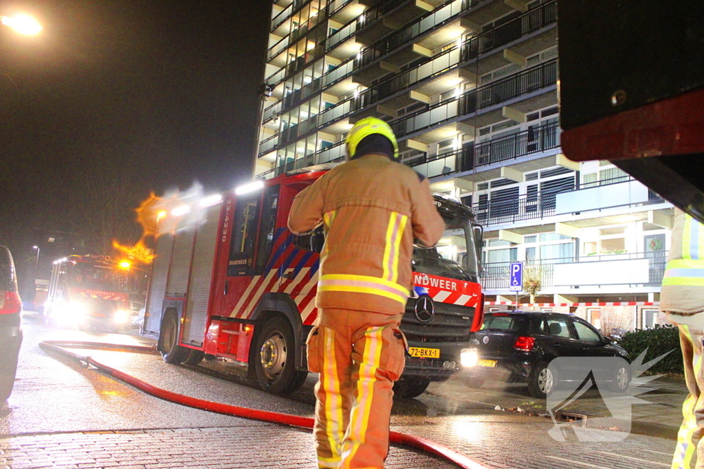 Uitslaande brand verwoest flatwoning