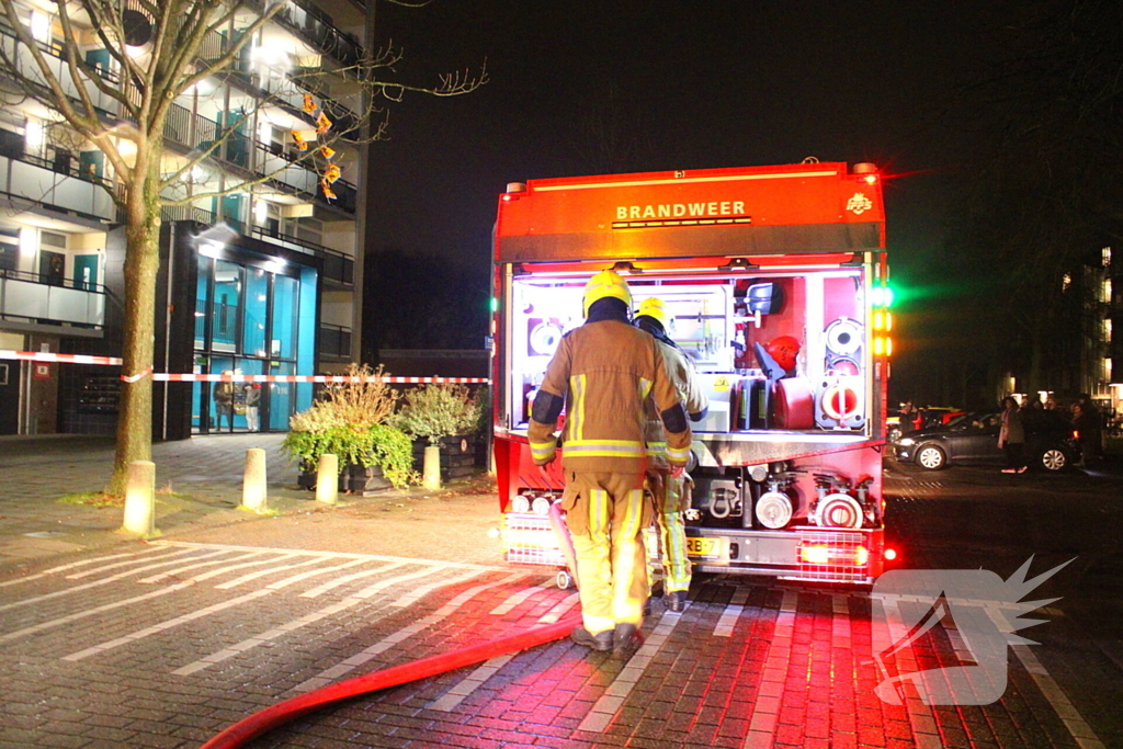 Uitslaande brand verwoest flatwoning