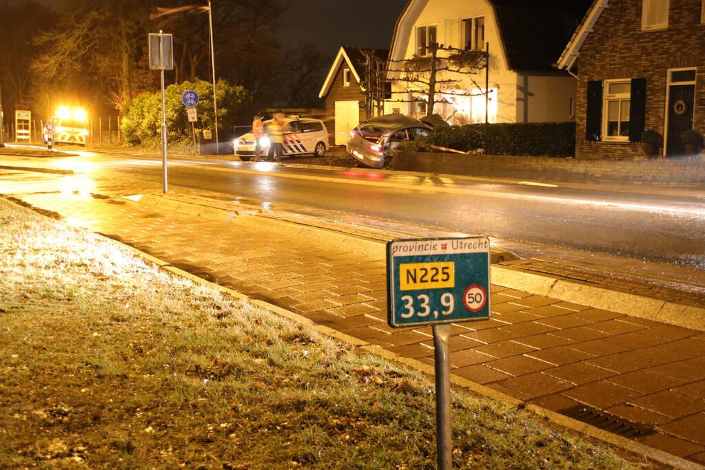 Auto beland in voortuin van woning (Elst)