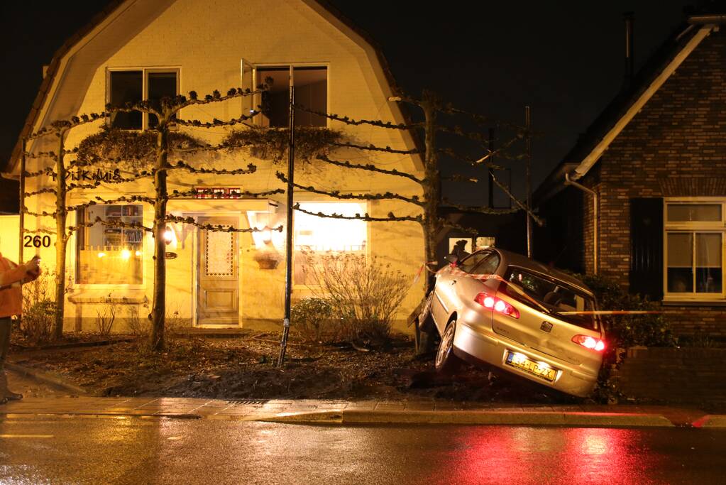 Auto beland in voortuin van woning (Elst)