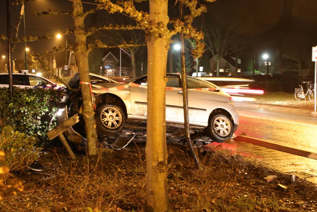 Auto beland in voortuin van woning (Elst)