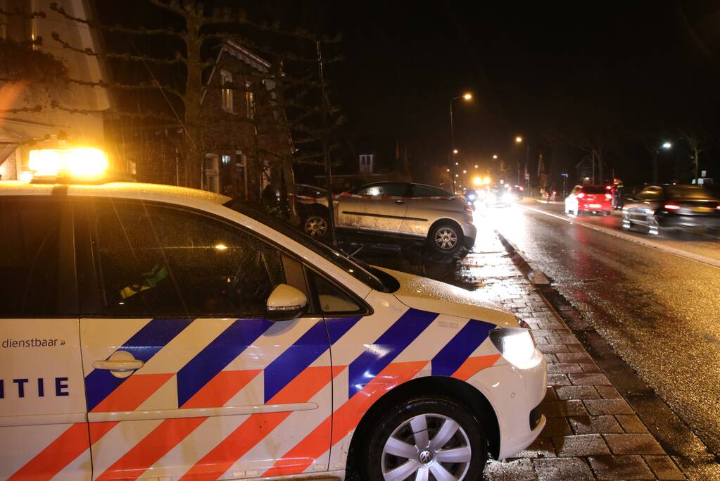 Auto beland in voortuin van woning (Elst)