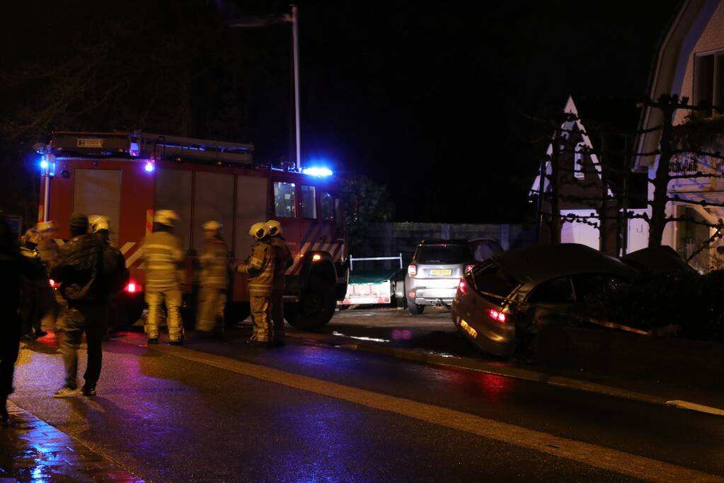 Auto beland in voortuin van woning (Elst)