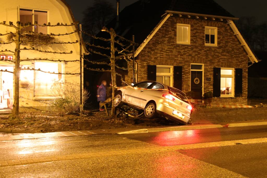 Auto beland in voortuin van woning (Elst)