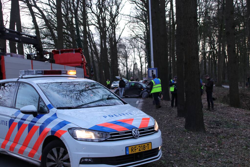 Auto botst frontaal op boom (Barneveld)