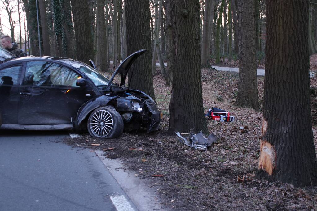 Auto botst frontaal op boom (Barneveld)