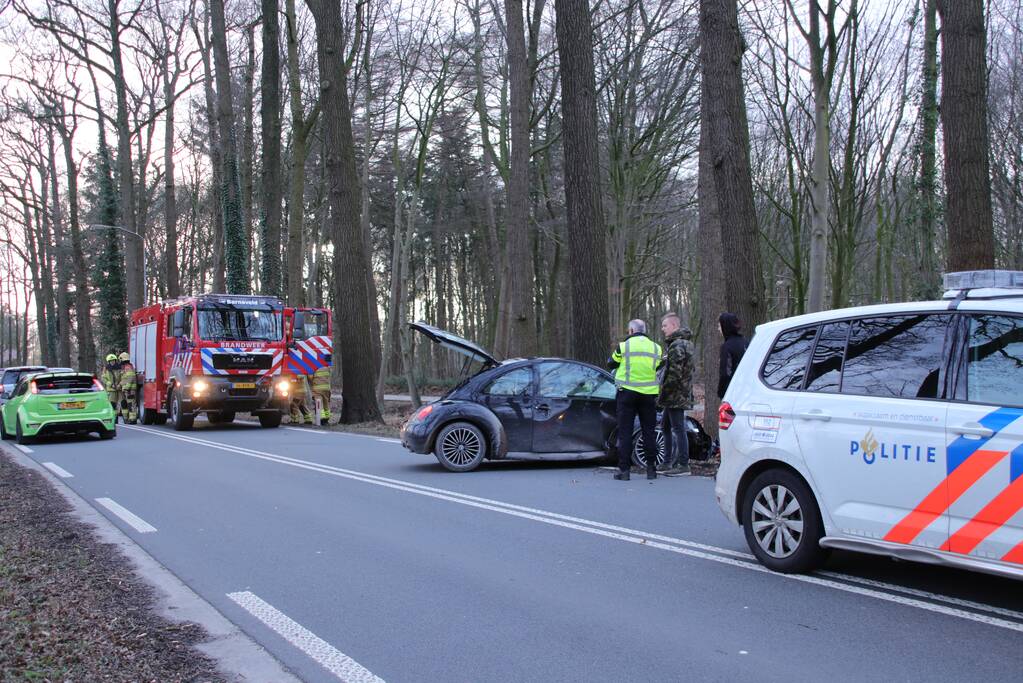 Auto botst frontaal op boom (Barneveld)