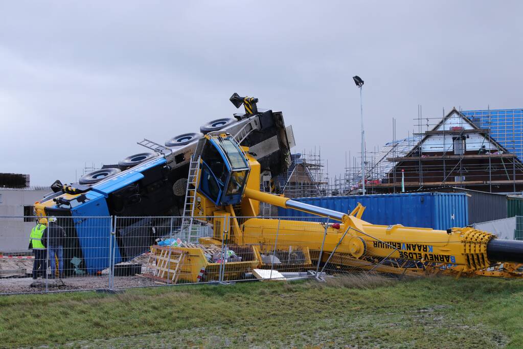 VIDEO: Bouwkraan in nieuwbouwwijk omgevallen (Voorthuizen)