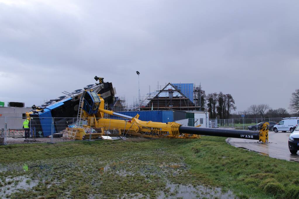 VIDEO: Bouwkraan in nieuwbouwwijk omgevallen (Voorthuizen)