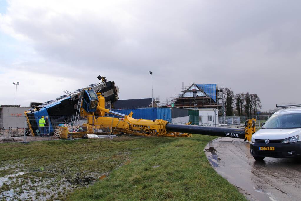 VIDEO: Bouwkraan in nieuwbouwwijk omgevallen (Voorthuizen)