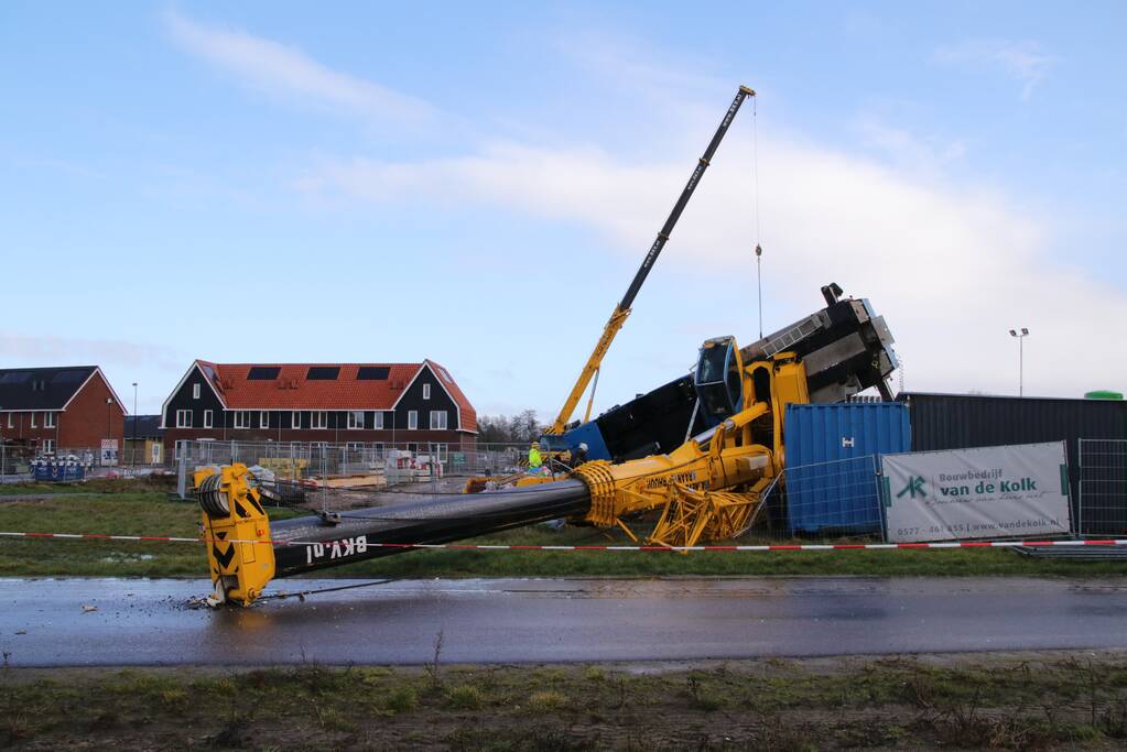 VIDEO: Bouwkraan in nieuwbouwwijk omgevallen (Voorthuizen)