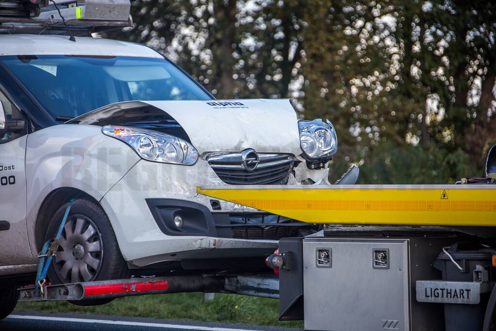 Bestelbus knalt op boom (Amersfoort)