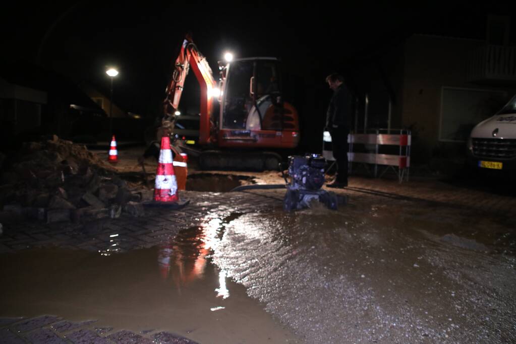 Zesenzestig huishoudens zonder water door gesprongen waterleiding (Barneveld)