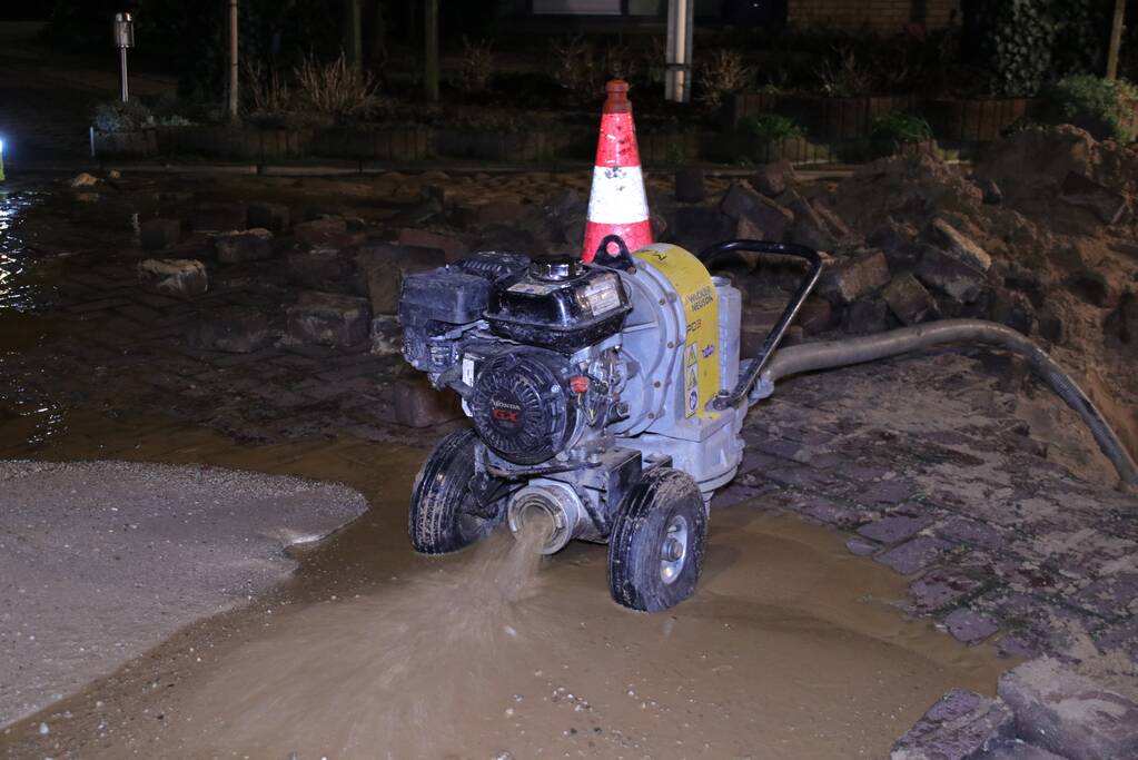 Zesenzestig huishoudens zonder water door gesprongen waterleiding (Barneveld)