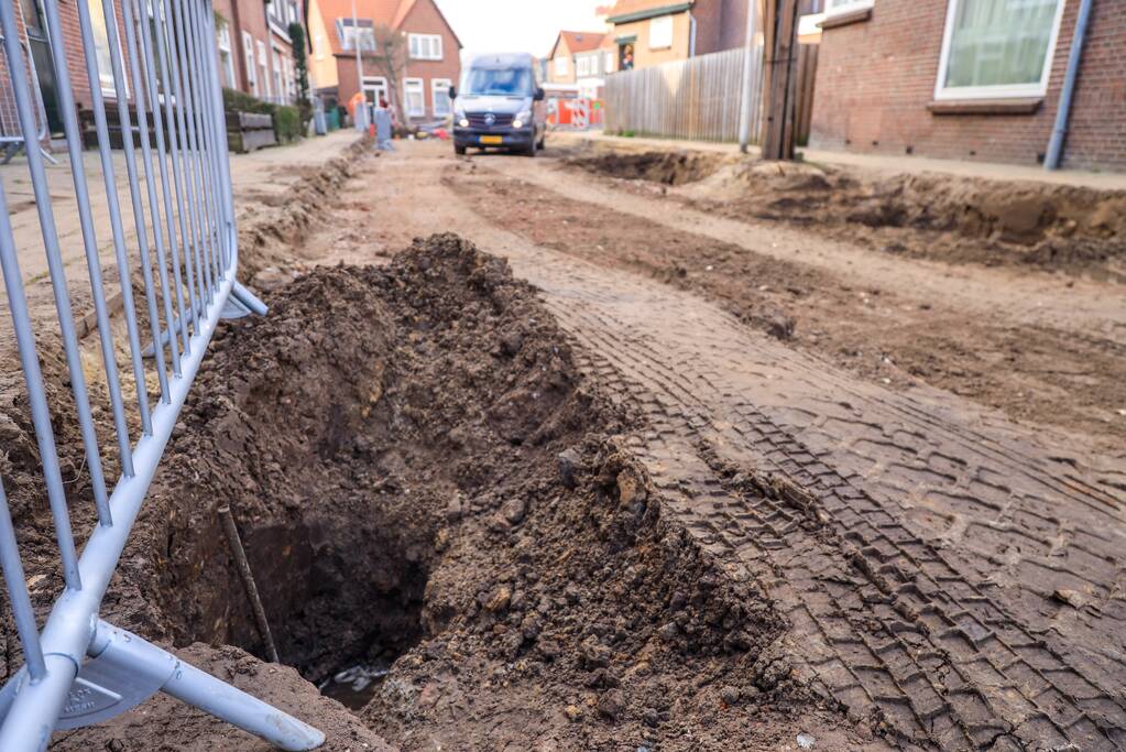 Waterlekkage in opengebroken straat (Amersfoort)