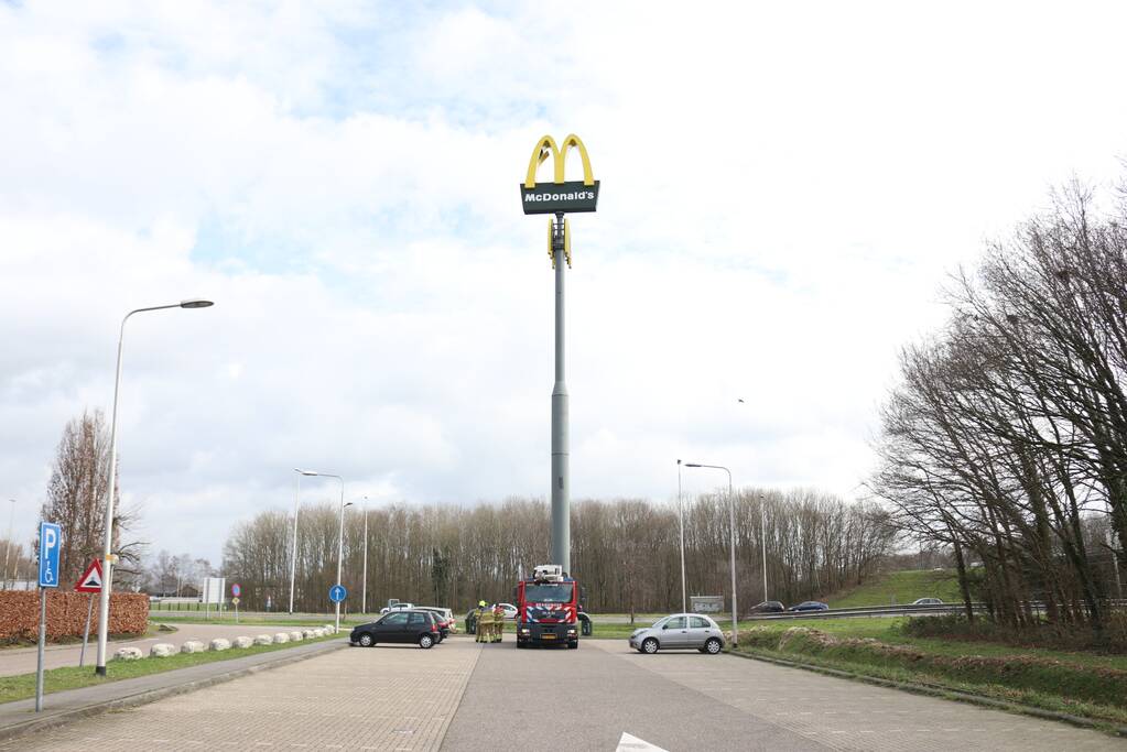 McDonald's bord hangt los