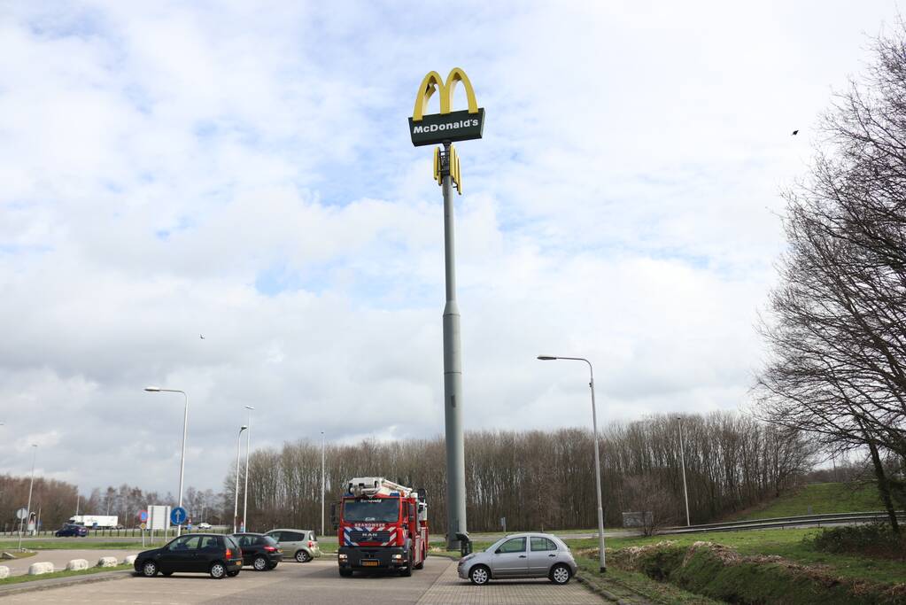 McDonald's bord hangt los