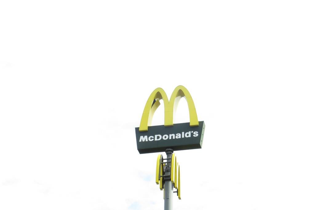 McDonald's bord hangt los