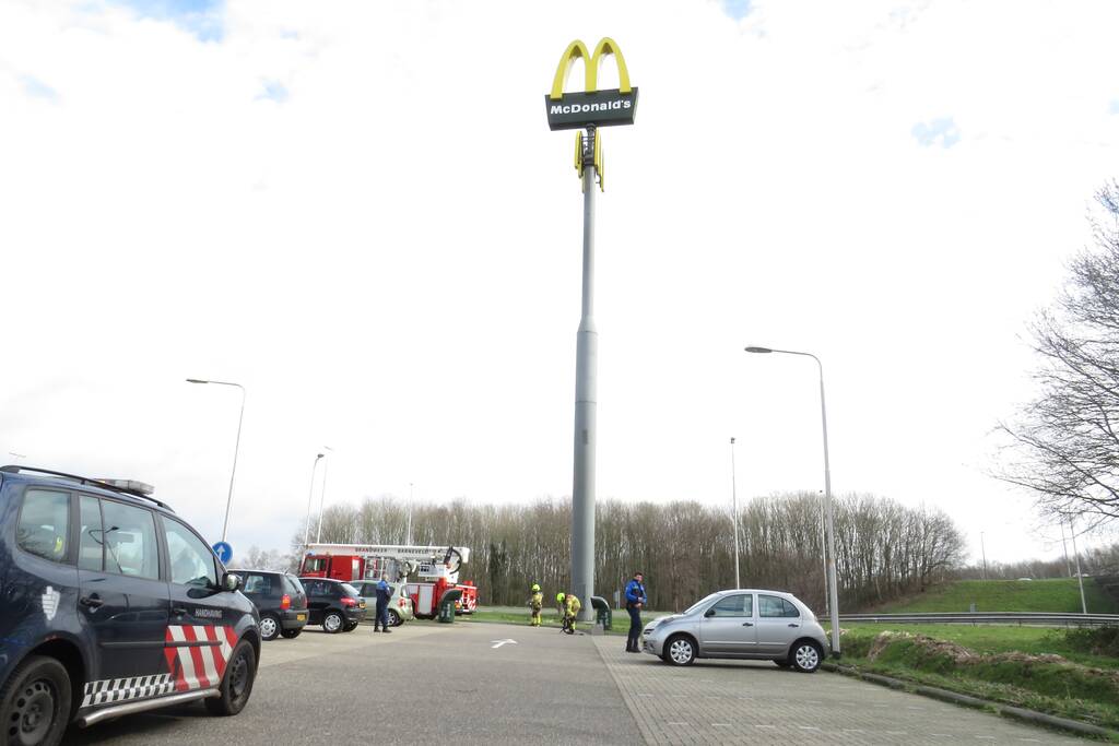 McDonald's bord hangt los