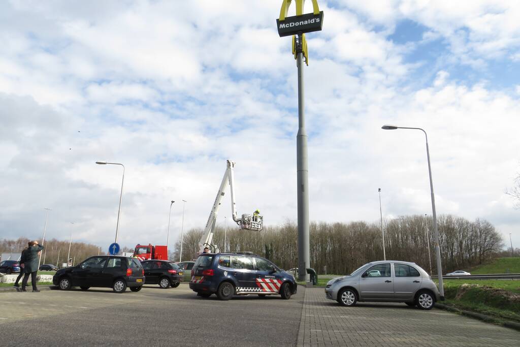 McDonald's bord hangt los