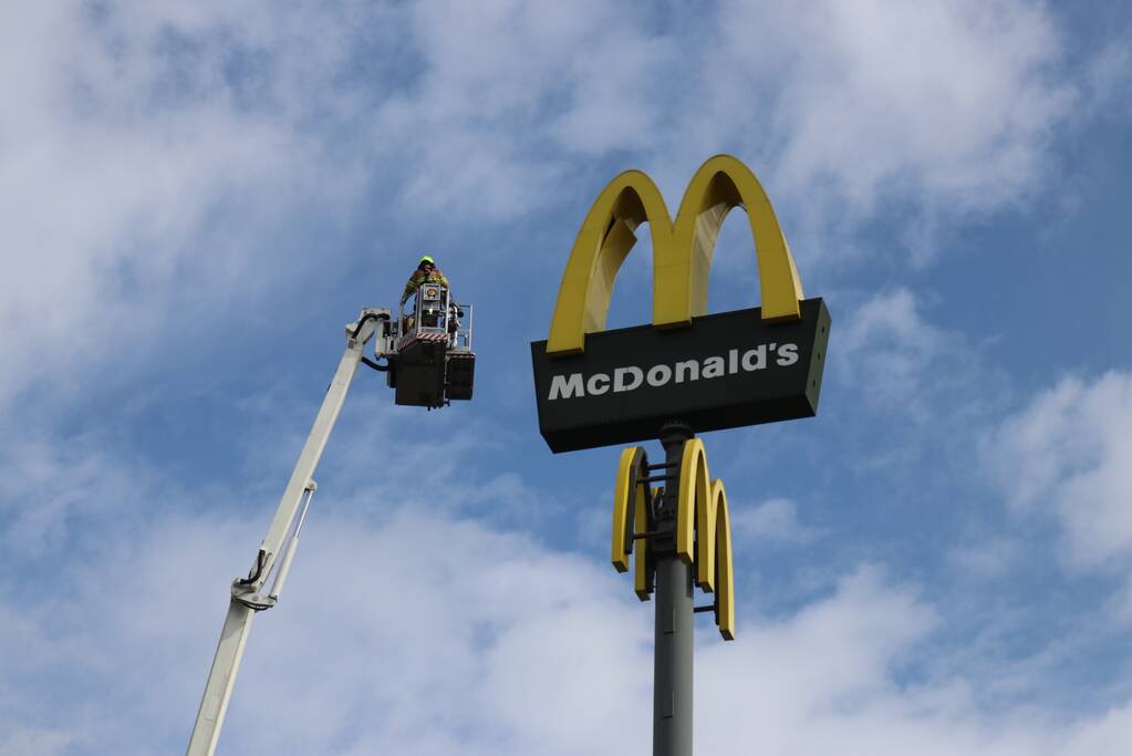 McDonald's bord hangt los