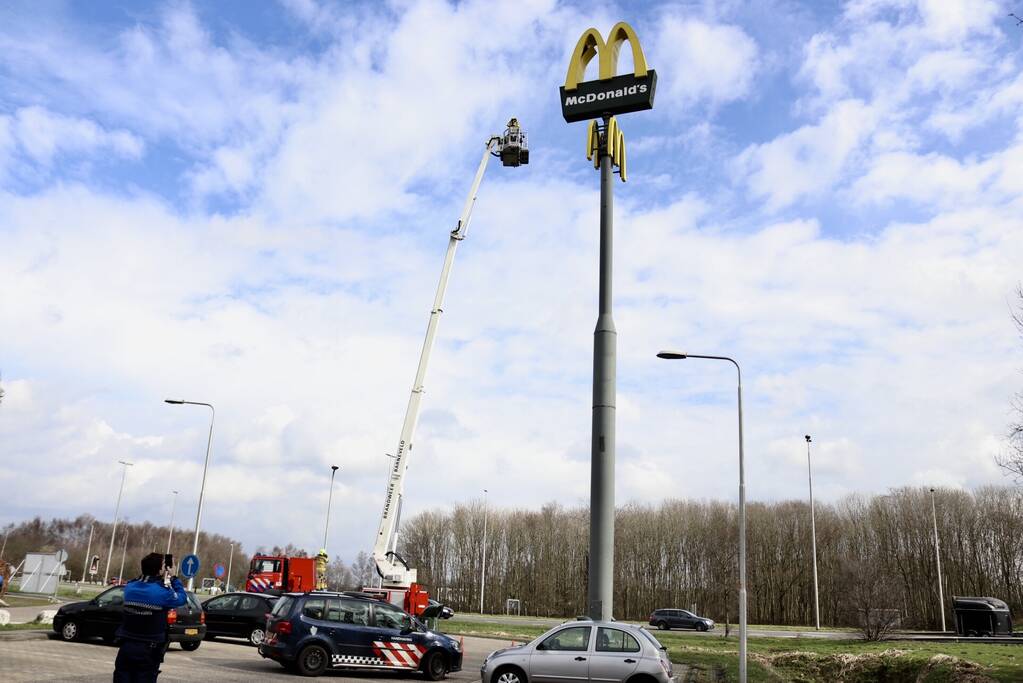 McDonald's bord hangt los