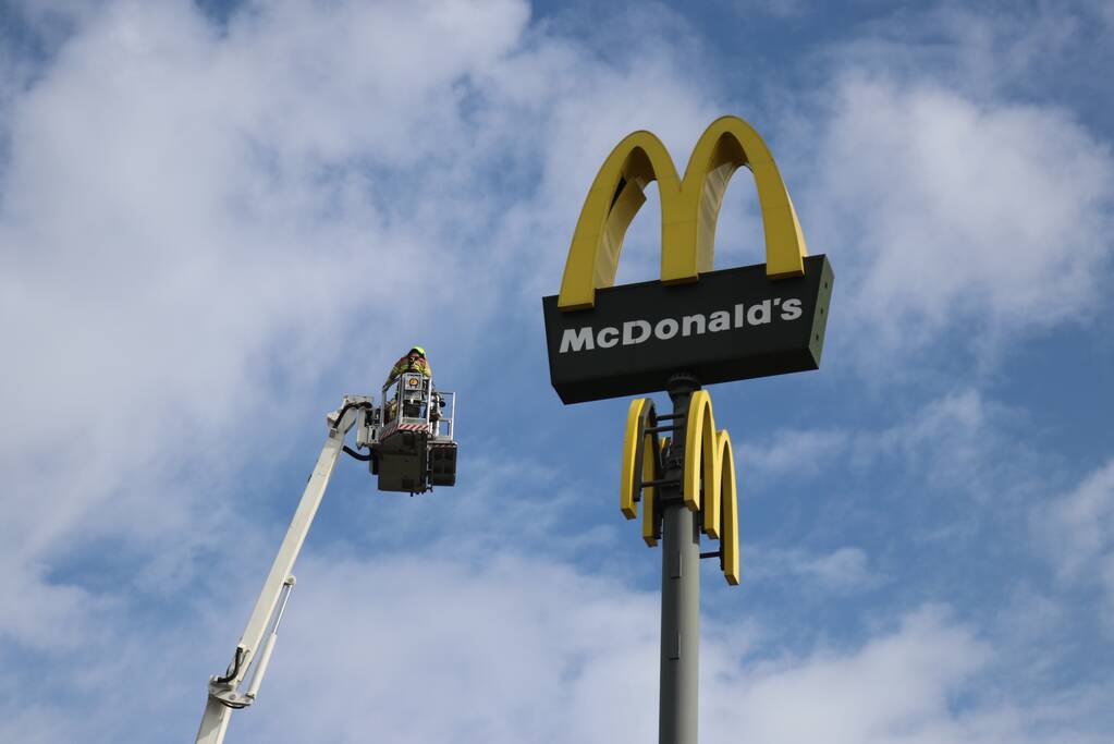 McDonald's bord hangt los