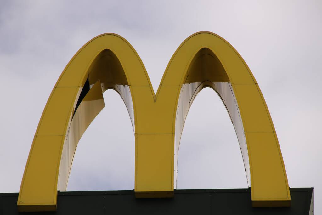 McDonald's bord hangt los