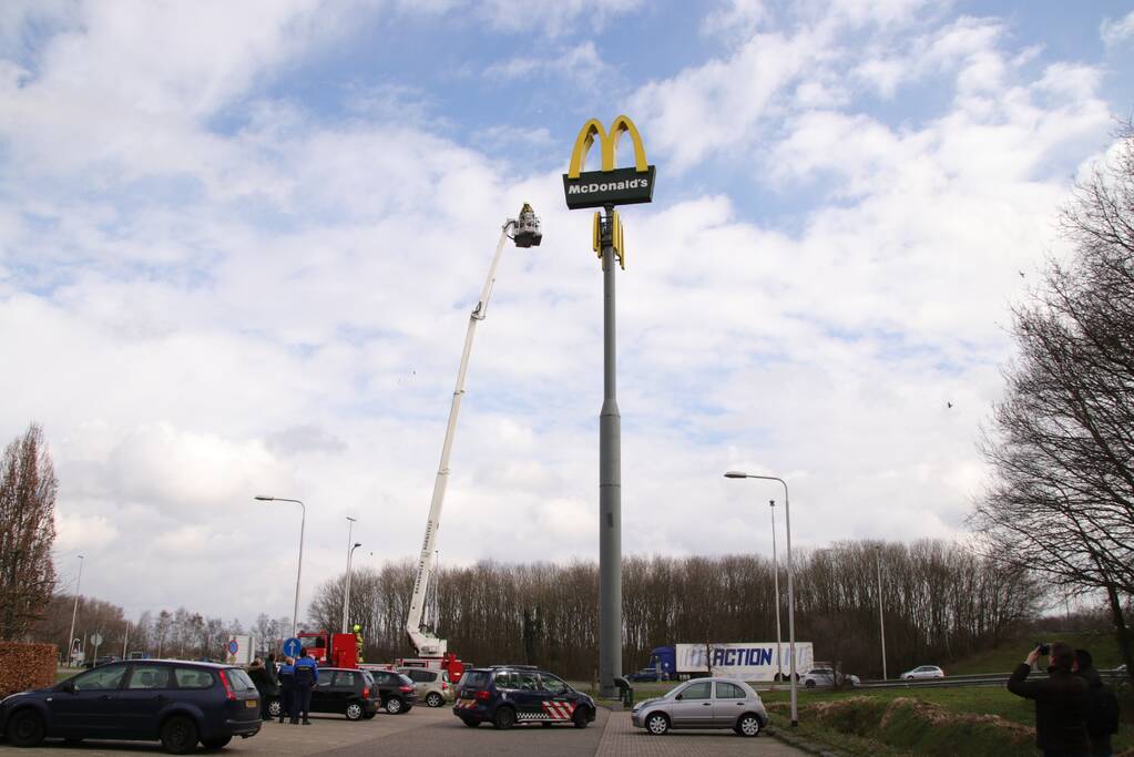 McDonald's bord hangt los