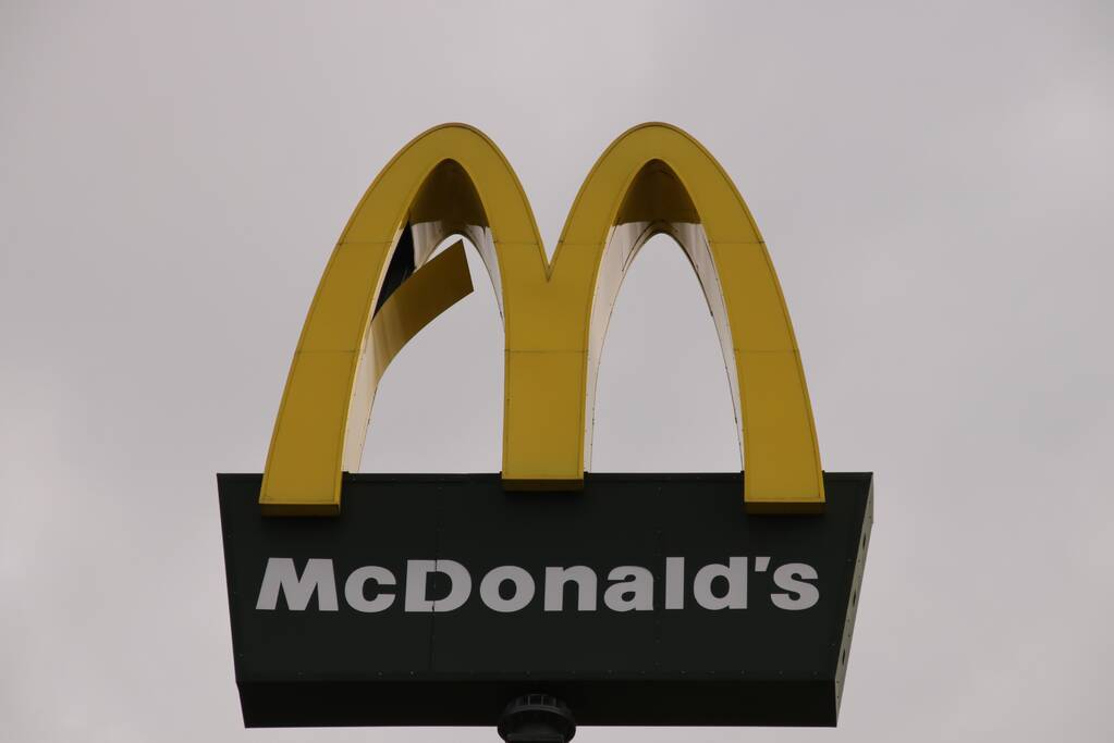 McDonald's bord hangt los