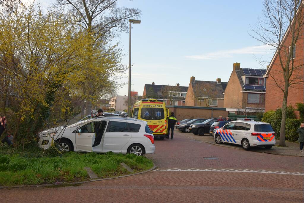 Automobilist schiet van de weg en belandtt in bosschage