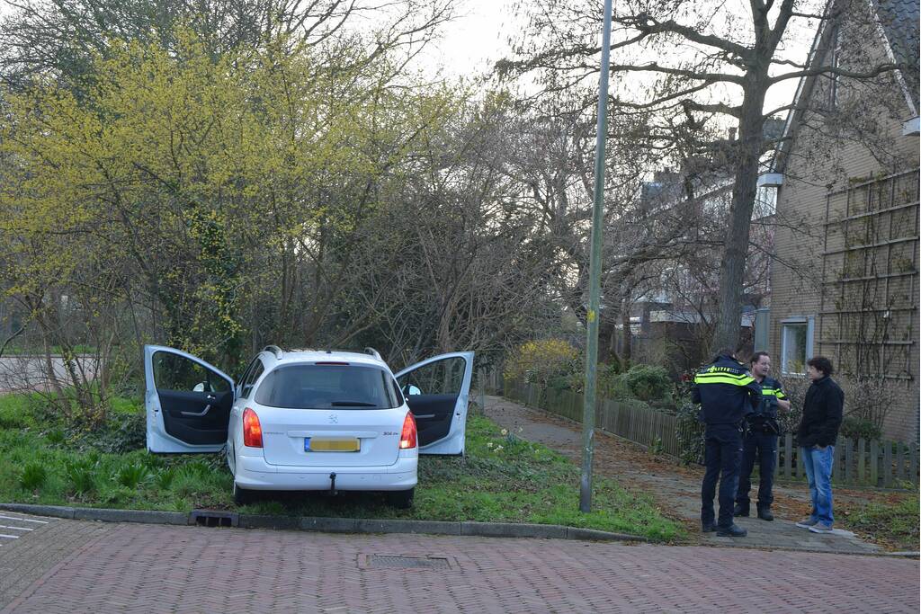 Automobilist schiet van de weg en belandtt in bosschage