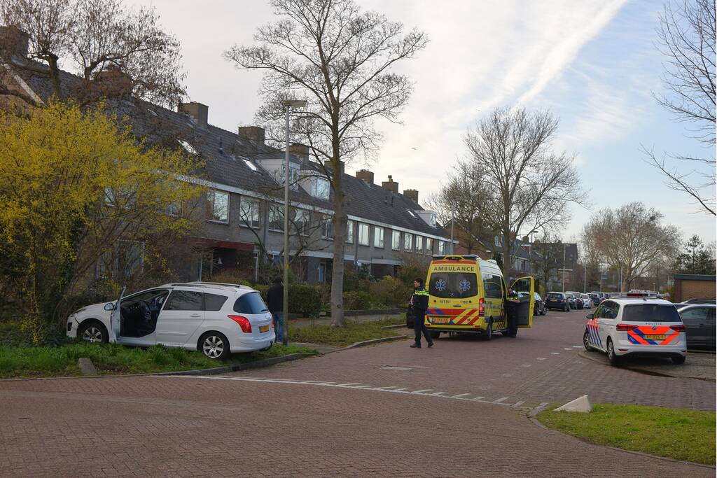 Automobilist schiet van de weg en belandtt in bosschage