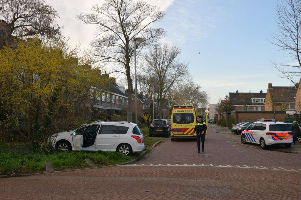 Automobilist schiet van de weg en belandtt in bosschage